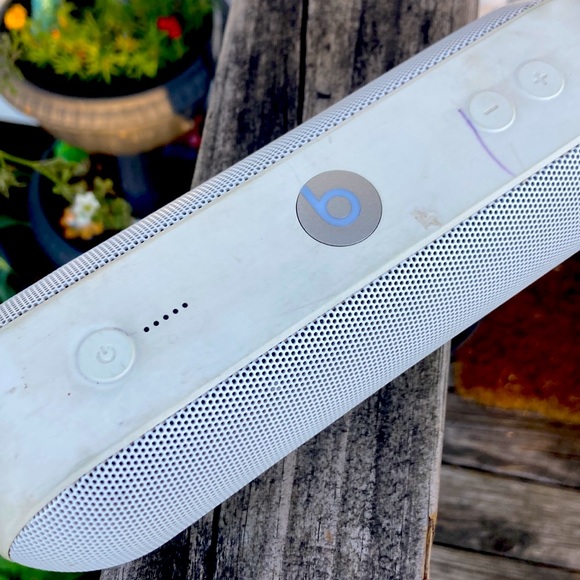 Beats Pill+ White